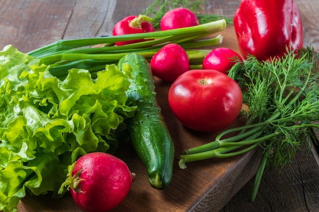 Beaucoup de légumes sur une planche pour une salade mixte.