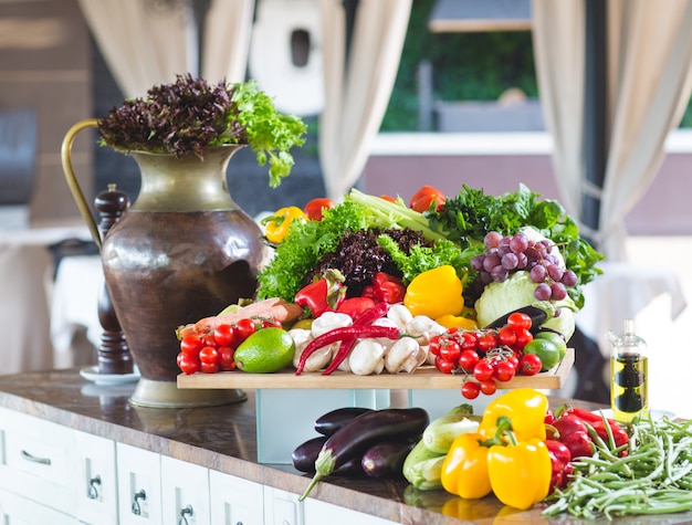 Beaucoup de légumes sur la table.