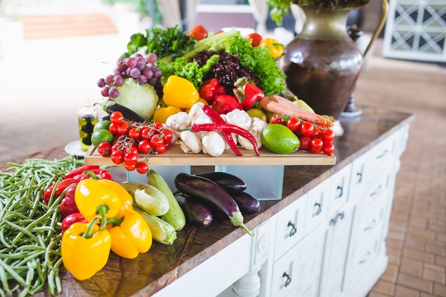 Beaucoup de légumes sur la table.