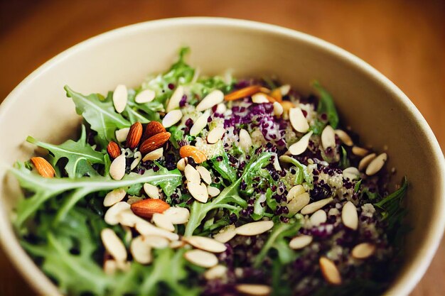 Beaucoup de légumes verts frais et sains dans une salade de quinoa pour une alimentation saine