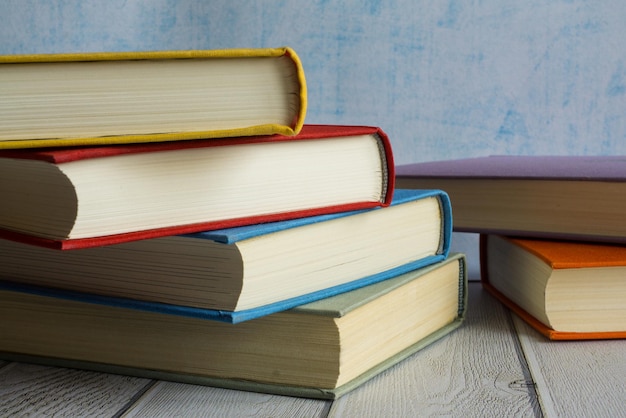 Beaucoup de livres colorés sur la table