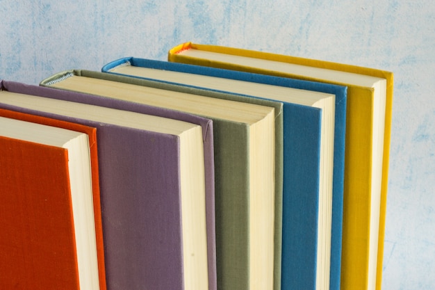 Beaucoup de livres de différentes couleurs