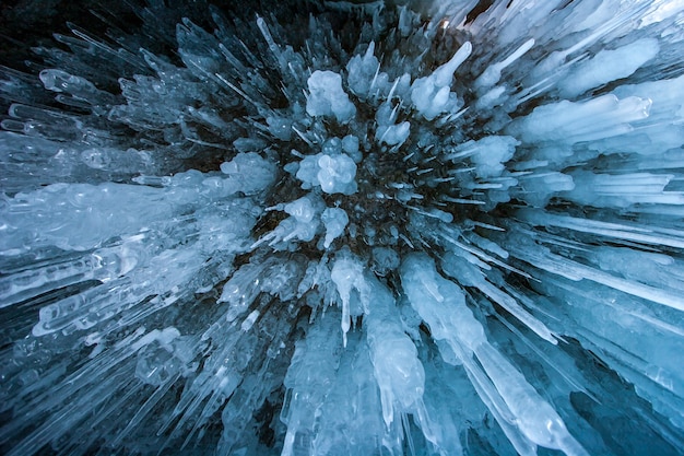 Photo beaucoup de longs glaçons ressemblent à une explosion