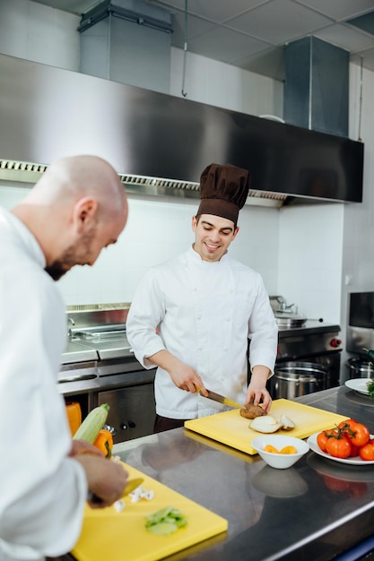 Beaucoup de mains font un travail léger