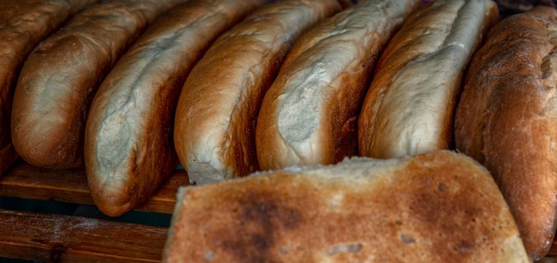 Beaucoup de miches de pain blanc sur le comptoir de la cuisine traditionnelle Gros plan