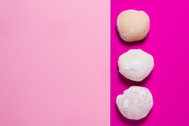 Beaucoup de mochi dessert sur table rose, espace copie