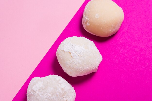 Beaucoup de mochi dessert sur table rose, espace copie