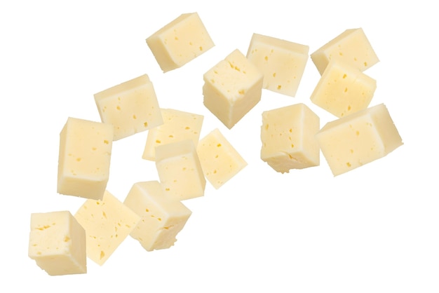 Beaucoup de morceaux de fromage isolés sur un fond blanc fromage pour la pizza Beaucoup de pièces de fromage tombent sur l'isolé coupé en carrés sur un contexte blanc gros plan Insérer dans le design ou le projet