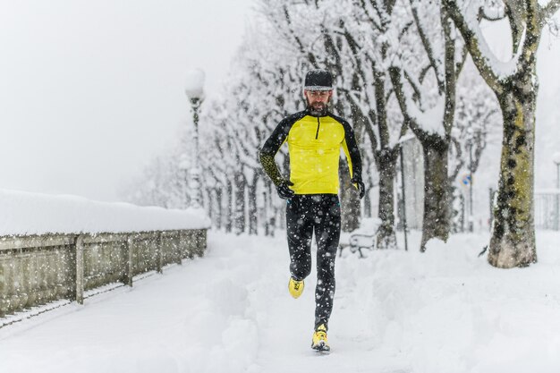 Beaucoup de neige sur les routes avec un coureur qui s'entraîne