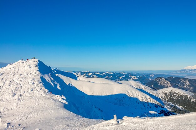 Beaucoup de neige sur les sommets et les pentes des montagnes d'hiver