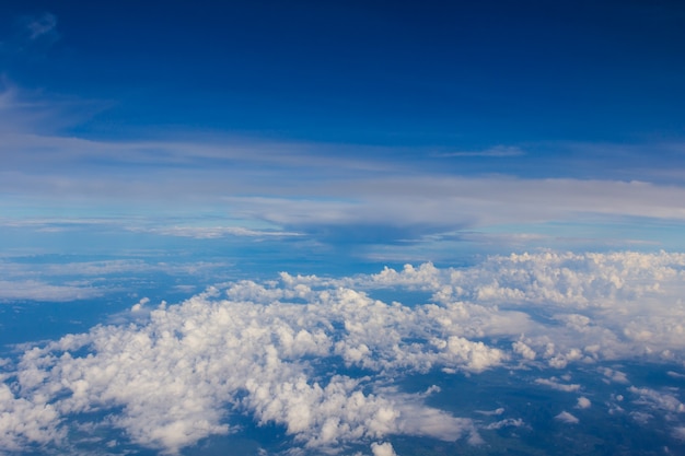 beaucoup de nuage sur fond de ciel bleu