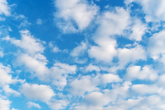 Beaucoup de nuages blancs moelleux dans le ciel clair, beau ciel.