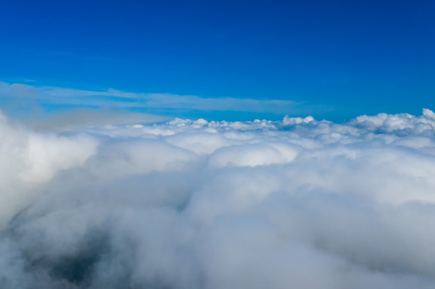 Beaucoup de nuages sans fin dans un ciel bleu fantastique. Nuages sous le ciel. Nuages de coton sous le ciel.