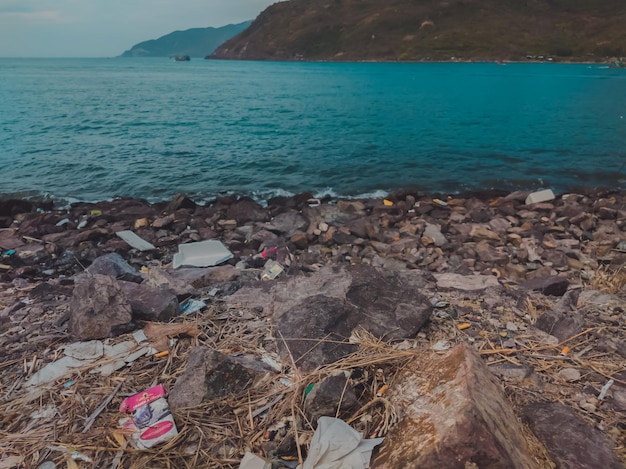 Beaucoup d'ordures éparpillées sur le sol déchets près de la mer sur la plage Problème de l'environnement catastrophe et pollution Écologie de la planète Décharge non autorisée de déchets à l'extérieur