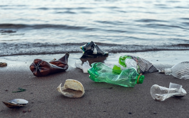 Beaucoup d'ordures en plastique se trouvant sur la plage