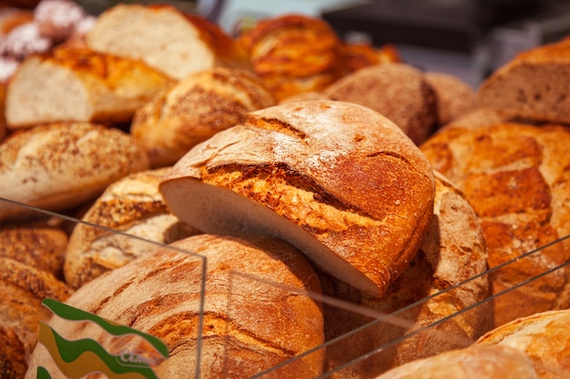 Beaucoup de pains dans une boulangerie