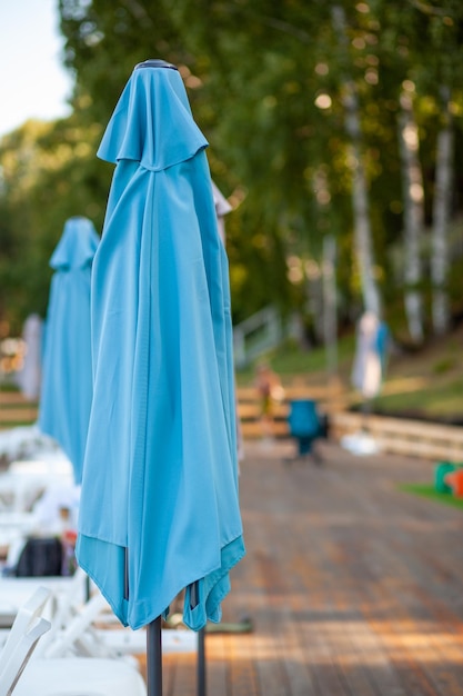 Beaucoup de parasols à côté de la piscine d'eau