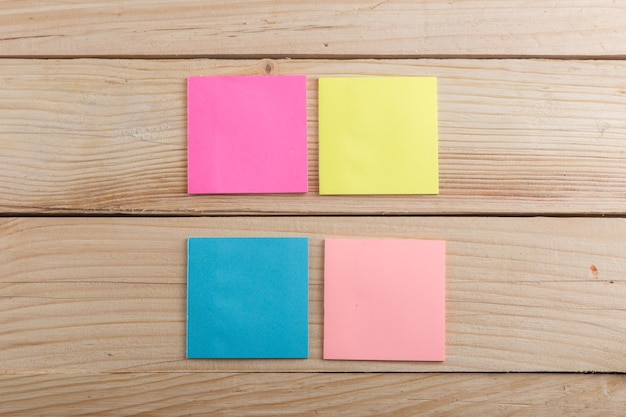 Beaucoup de pense-bête coloré sur un bureau en bois Espace de copie