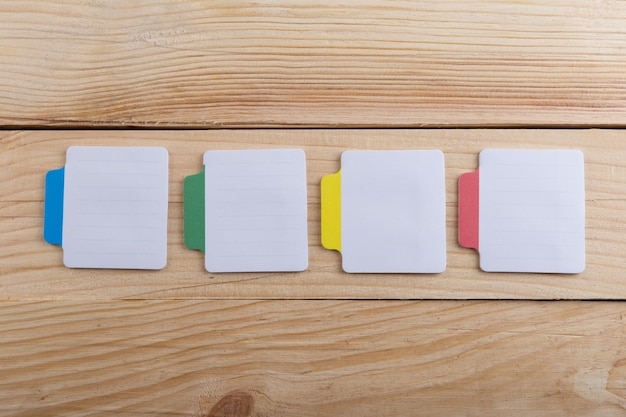 Beaucoup de pense-bête coloré sur un bureau en bois Espace de copie