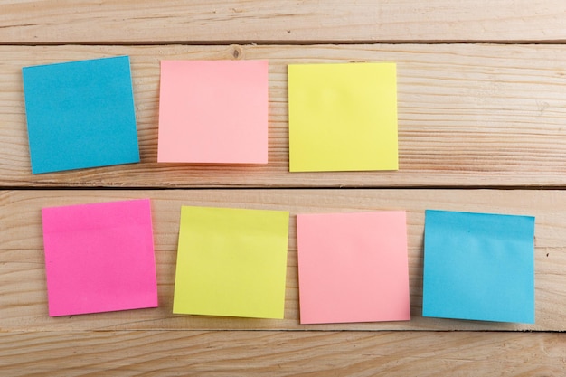 Photo beaucoup de pense-bête coloré sur un bureau en bois espace de copie