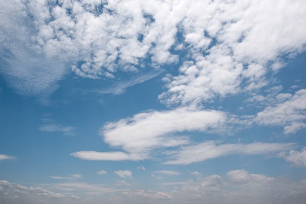 Beaucoup de petits nuages dans le ciel bleu. Nuageux d'été. Nuages blancs flottant dans le ciel.