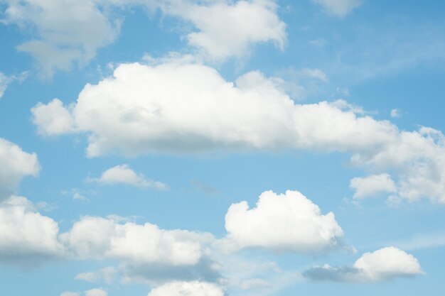 Beaucoup de petits nuages dans le ciel bleuNuageux d'étéNuages blancs flottant dans le ciel