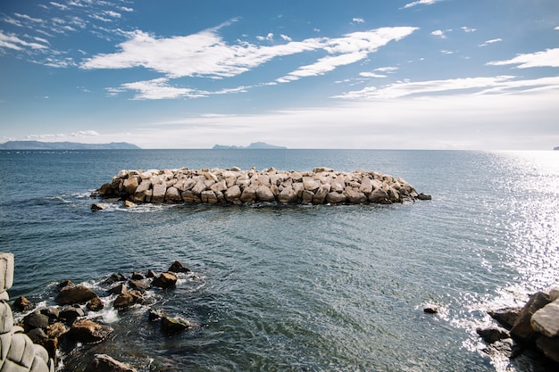 Beaucoup de pierres dans la mer