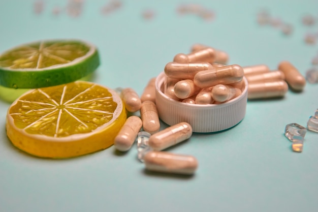 Photo beaucoup de pilules sur un fond coloré de suppléments de santé et de médicaments