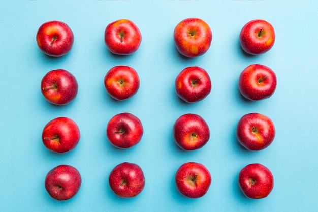 Beaucoup de pommes rouges sur fond coloré, vue de dessus. Modèle d'automne avec pomme fraîche au-dessus de la vue