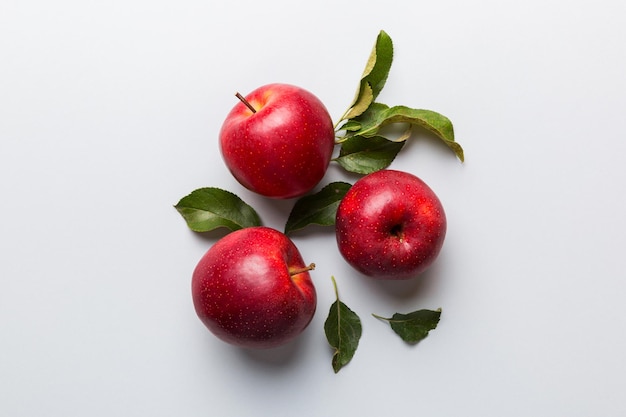 Beaucoup de pommes rouges sur fond coloré Vue de dessus Modèle d'automne avec pomme fraîche vue ci-dessus avec espace de copie pour la conception ou le texte