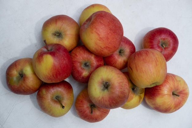 Beaucoup de pommes rouges fraîches sur la table