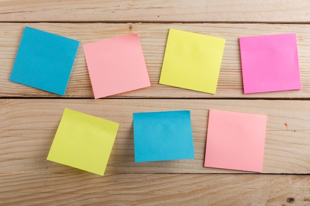 Beaucoup de post-it coloré sur un bureau en bois. Copier l'espace