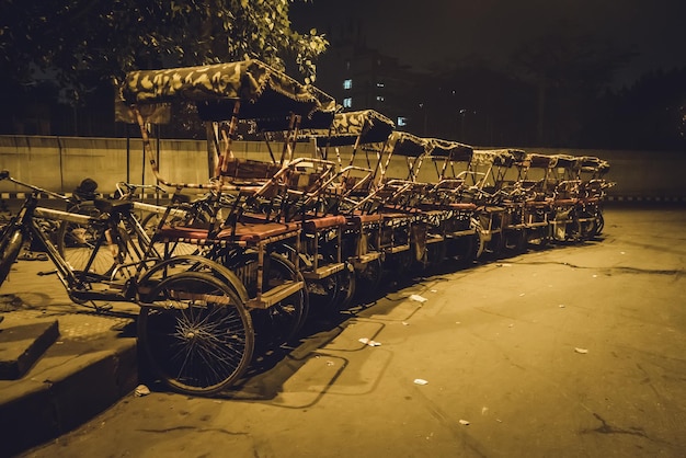 Beaucoup de pousse-pousse sur le stationnement à Delhi