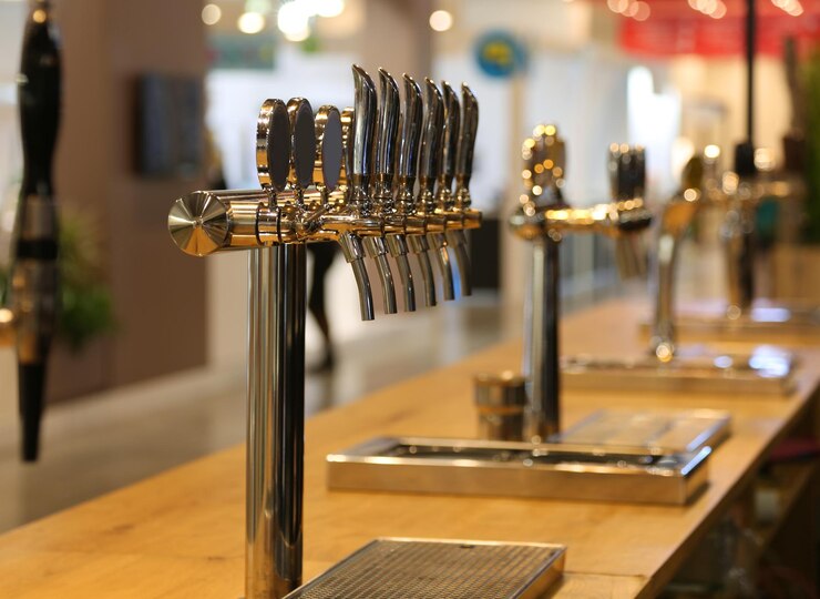 Photo beaucoup de robinets de bière sur le comptoir d'un pub irlandais