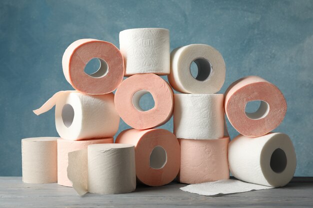 Beaucoup de rouleaux de papier toilette contre bleu