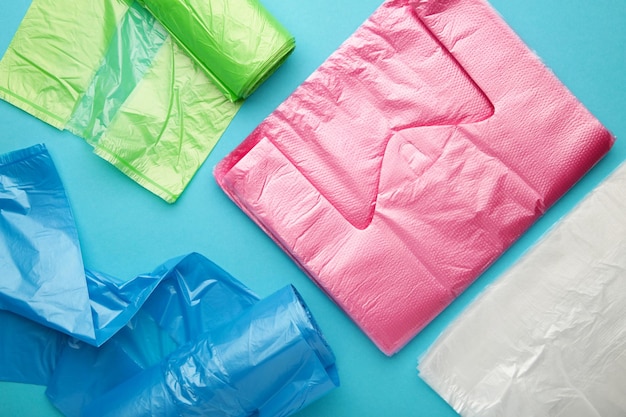 Beaucoup de sacs en plastique colorés roulent sur un fond bleu