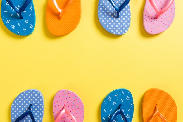 Beaucoup de sandales de couleur flip flop