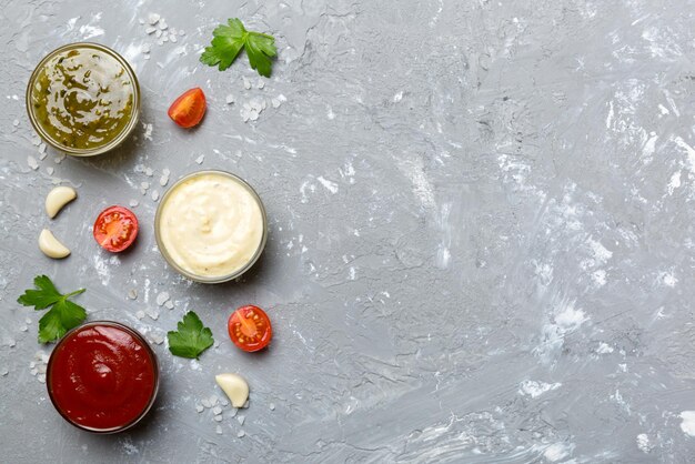 Beaucoup de sauces et d'herbes différentes sur la table à plat sauces vue de dessus avec des épices concept sain