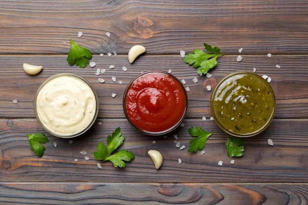 Beaucoup de sauces et d'herbes différentes sur la table à plat sauces vue de dessus avec des épices concept sain