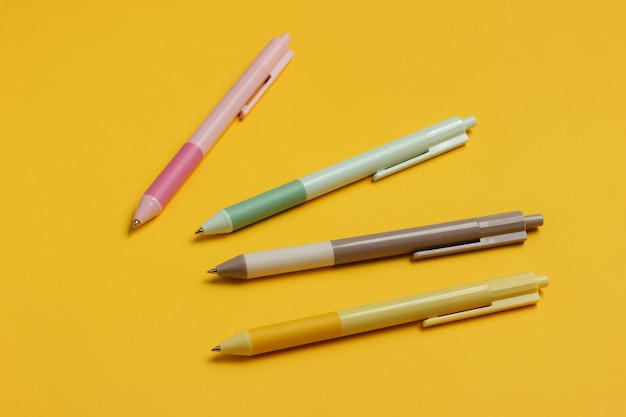 Beaucoup de stylos colorés gros plan