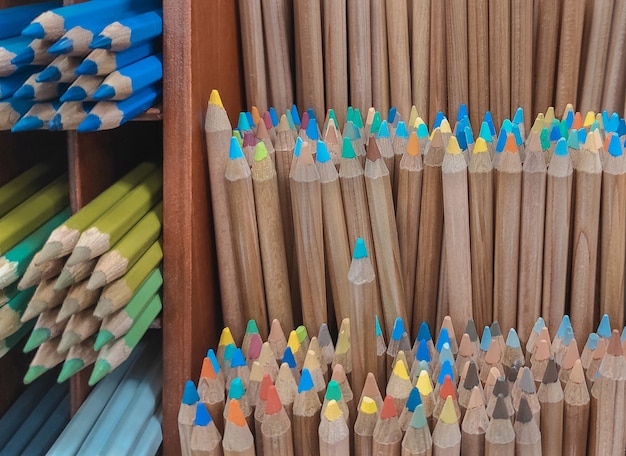 Beaucoup de stylos de couleur en bois sur étagère.
