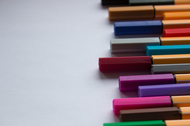 Beaucoup de stylos de couleurs différentes. Crayons de couleur isolés sur fond blanc.