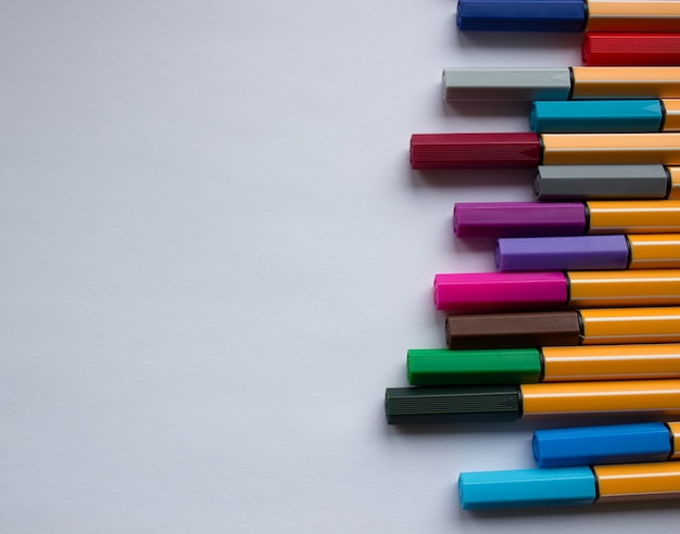 Beaucoup de stylos de couleurs différentes. Crayons de couleur isolés sur fond blanc.