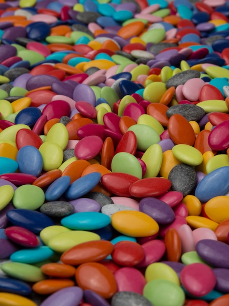 Beaucoup de tablettes de chocolat colorées en gros plan pour le concepteur