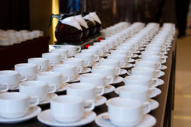 Beaucoup de tasses à café blanches ou de thé vides