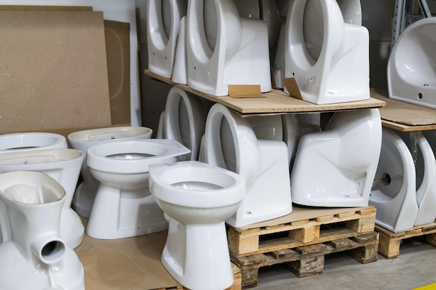 Photo beaucoup de toilettes blanches dans le département de plomberie de la quincaillerie