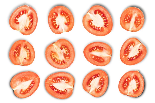 Beaucoup de tomates mûres tranchées sur un fond blanc isolé beaucoup de tomates