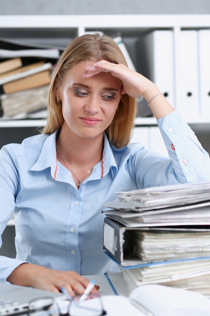 Beaucoup de travail attend une femme fatiguée et épuisée