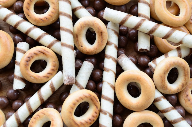 Beaucoup De Tubules Sucrés Croustillants, Boules De Chocolat Fondant Et Jaune