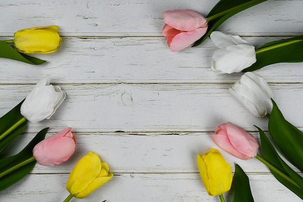 Beaucoup de tulipes sur fond de bois